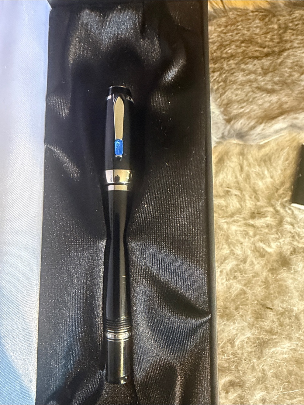 Mont Blanc retractable luxury fountain pen (4080) - Picture 2 of 10
